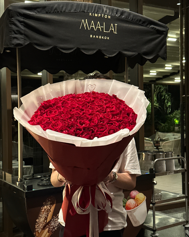 Elegant redroses bouquet at KIMPTON MAA-LAI Bangkok Hotel. Perfect for Anniversary, Birthday & romantic occasions. Premium delivery service | DP FLOWERS BANGKOK