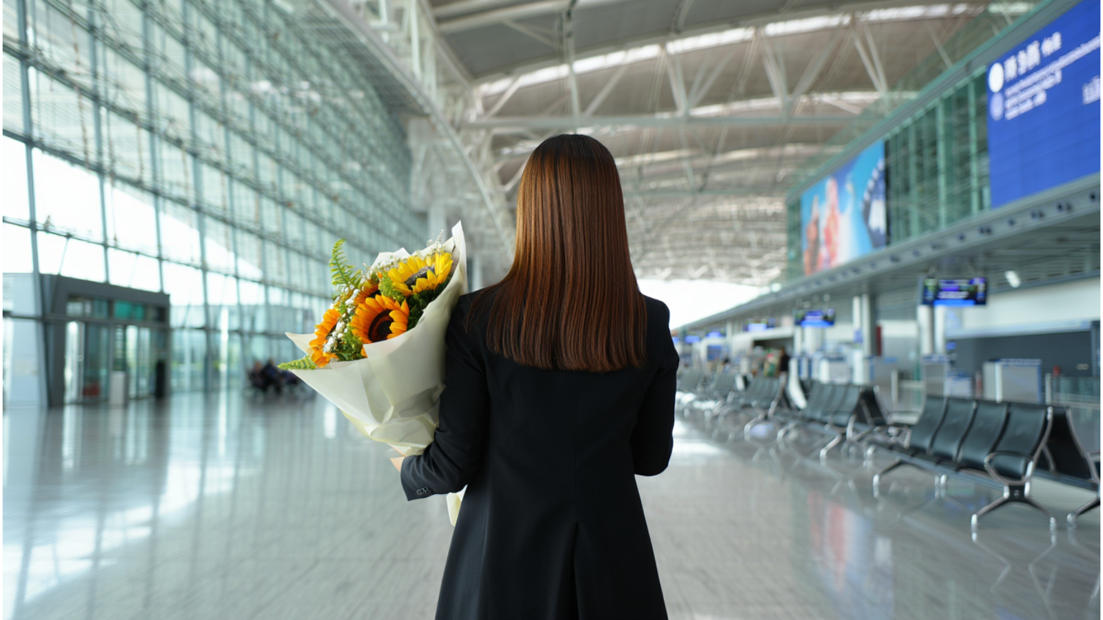 How to Surprise Someone at Bangkok Airport with Flowers | DP FLOWERS BANGKOK