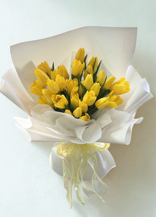 Grand bouquet of 30 premium yellow tulips wrapped in ivory white paper with gold organza ribbon - luxury flower delivery Bangkok | DP FLOWERS BANGKOK