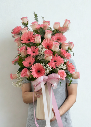Elegant pink roses and gerberas vase arrangement with baby's breath and eucalyptus - flower delivery Bangkok | DP FLOWERS BANGKOK