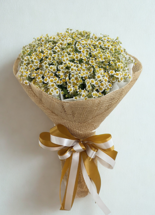 Abundant white and yellow daisy bouquet wrapped in natural burlap with golden ribbon - fresh cheerful flower delivery Bangkok | DP FLOWERS BANGKOK