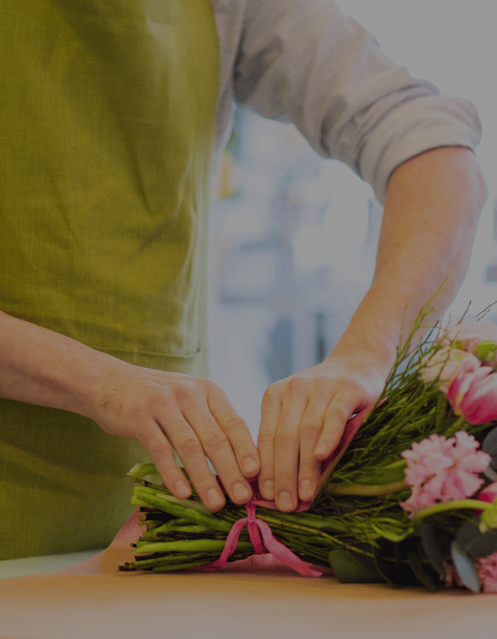Florist arranging a beautiful bouquet – DP FLOWERS BANGKOK best seller fresh flowers, handcrafted with care
