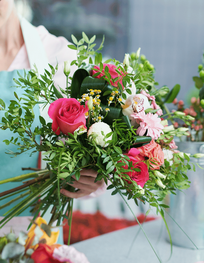 Close-up of florist arranging a beautiful bouquet – DP FLOWERS BANGKOK fresh flower arrangements
