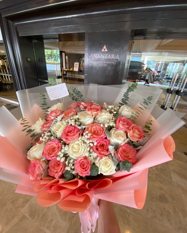 Happy woman holding a beautiful bouquet from DP FLOWERS BANGKOK – real customer review, surprised with flower delivery