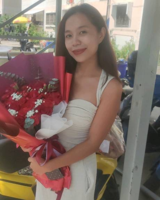 Happy woman holding a beautiful bouquet from DP FLOWERS BANGKOK – real customer review, surprised with flower delivery