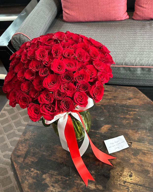 A beautyful vase flowers from DP FLOWERS BANGKOK – real customer review, surprised with flower delivery