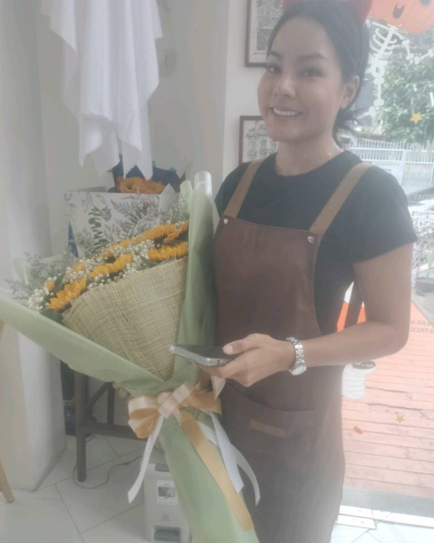 Happy woman holding a beautiful bouquet from DP FLOWERS BANGKOK – real customer review, surprised with flower delivery