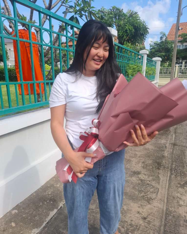 Happy woman holding a beautiful bouquet from DP FLOWERS BANGKOK – real customer review, surprised with flower delivery