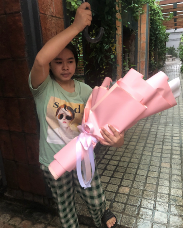 Happy woman holding a beautiful bouquet from DP FLOWERS BANGKOK – real customer review, surprised with flower delivery