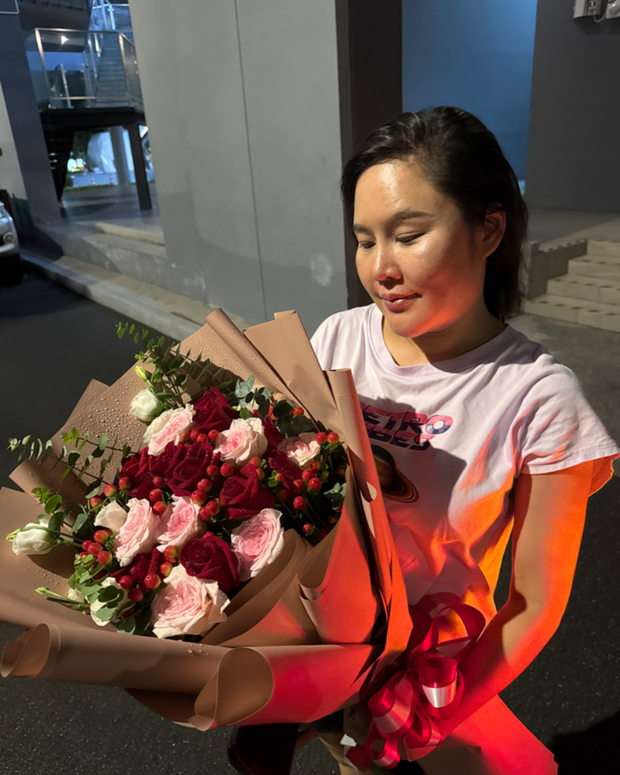 Happy woman holding a beautiful bouquet from DP FLOWERS BANGKOK – real customer review, surprised with flower delivery