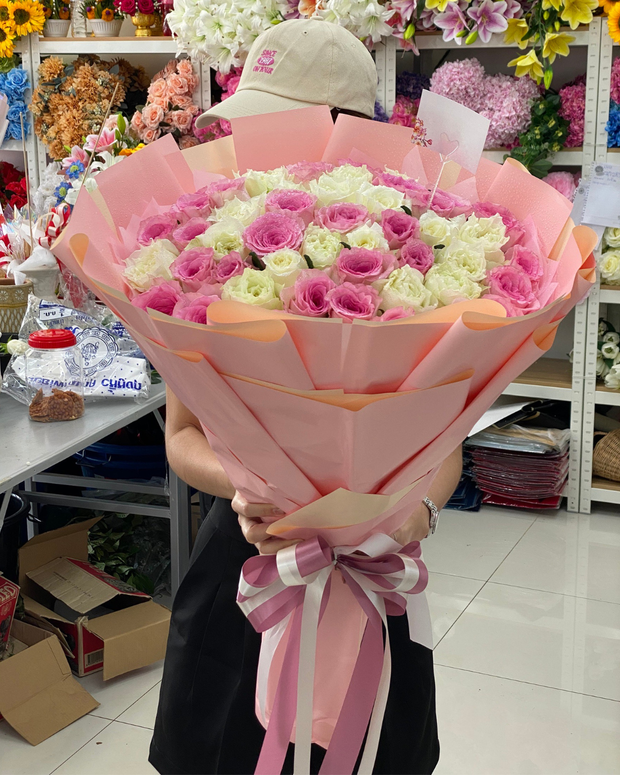 Happy woman holding a beautiful bouquet from DP FLOWERS BANGKOK – real customer review, surprised with flower delivery