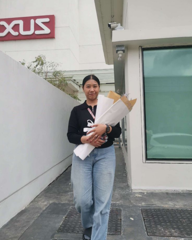 Happy woman holding a beautiful bouquet from DP FLOWERS BANGKOK – real customer review, surprised with flower delivery