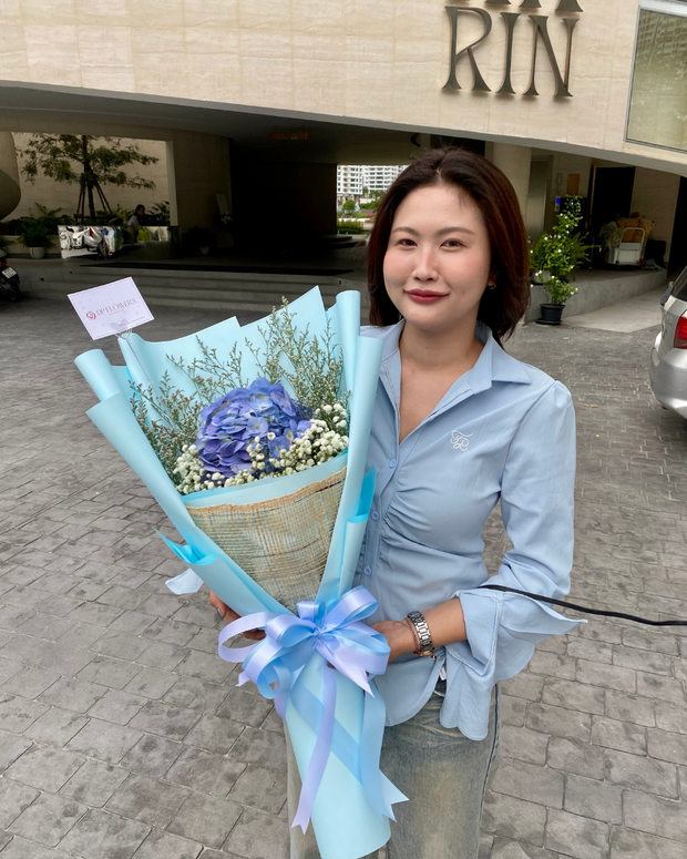 Happy woman holding a beautiful bouquet from DP FLOWERS BANGKOK – real customer review, surprised with flower delivery