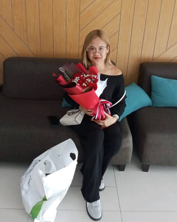 Happy woman holding a beautiful bouquet from DP FLOWERS BANGKOK – real customer review, surprised with flower delivery