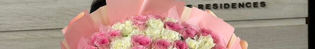 Man holding a luxurious 100 mixed white and pink roses bouquet – DP FLOWERS BANGKOK hotel flower delivery for VIP and special occasions